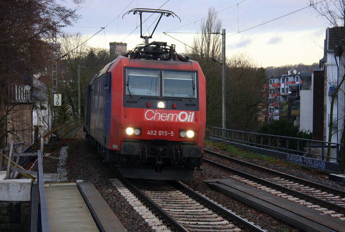 482 015-5 von der SBB-Cargo und die 185 570-9 von MRCE/SBB Cargo  kommen als Lokzug von Aachen-West(D) nach Köln-Eifeltor(D) und kammen aus Richtung Aachen-West und fahren durch Aachren-Schanz in Richtung Aachen-Hbf,Aachen-Rothe-Erde,Stolberg-Hbf(Rheinland)Eschweiler-Hbf,Langerwehe,Düren,Merzenich,Buir,Horrem,Kerpen-Köln-Ehrenfeld,Köln-West,Köln-Süd. Aufgenommen vom Bahnsteig von Aachen-Schanz. 
Am Kalten Morgen vom 14.12.2017.