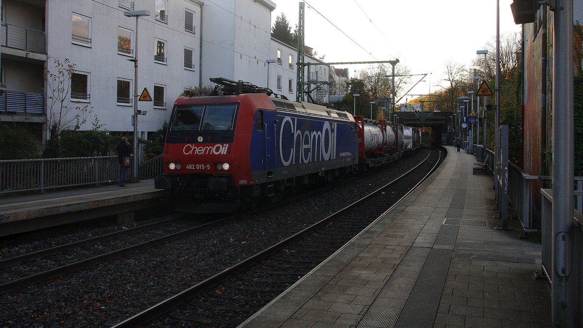 482 015-5 von der SBB-Cargo kommt aus Richtung Köln,Aachen-Hbf und fährt durch Aachen-Schanz mit einem Güterzug aus Gallarate(I) nach Antwerpen-Oorderen(B) und fährt in Richtung Aachen-West. 
Aufgenommen vom Bahnsteig von Aachen-Schanz.
Am Morgen vom 23.11.2017.