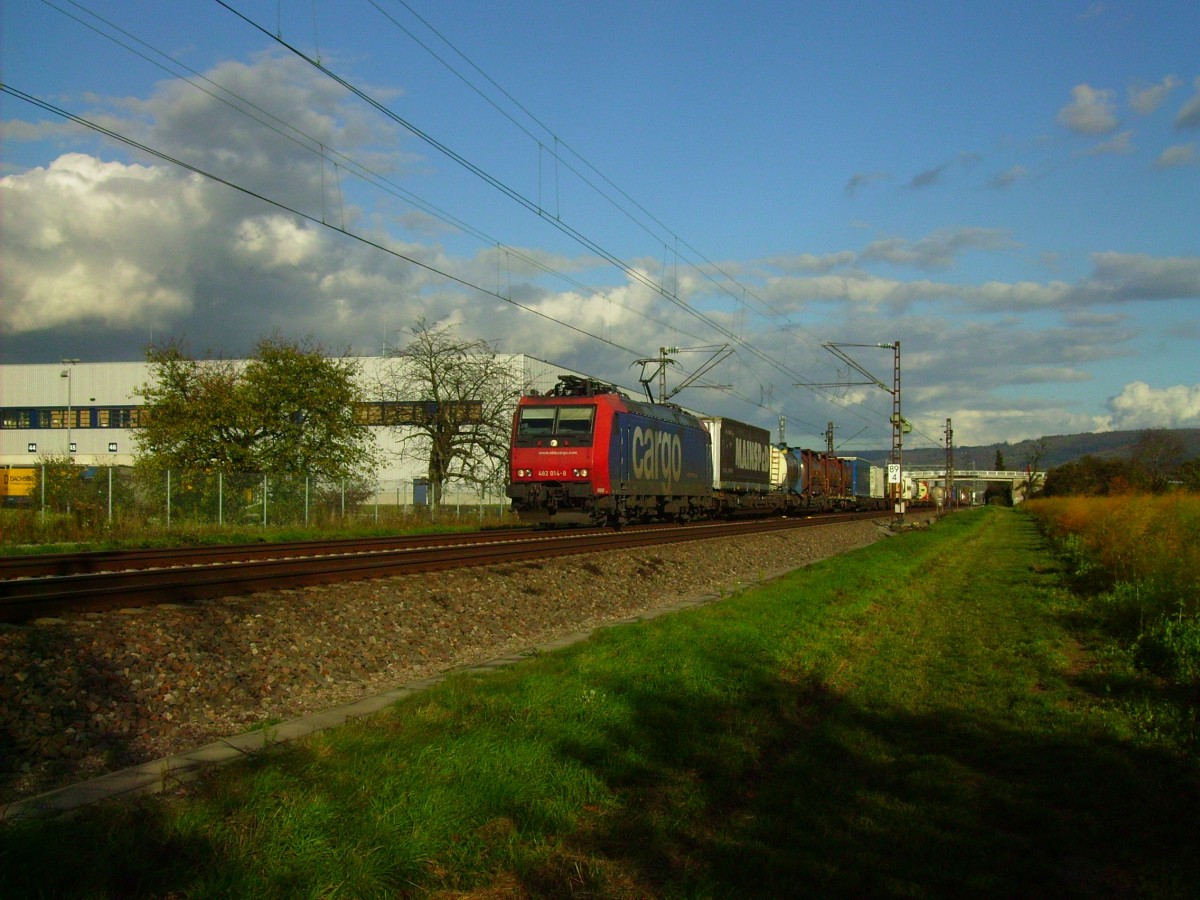 482 015-8 der SBB Cargo befrderte am 30.10.2013 einen Gterzug mit einigen Flachstellen in Richung Sden an Malsch vorbei.
