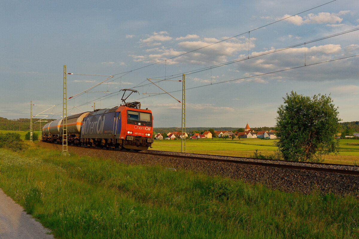 482 015 SBB Cargo  ChemOil  mit einem Gaskesselzug bei Oberdachstetten Richtung Würzburg, 24.06.2020
