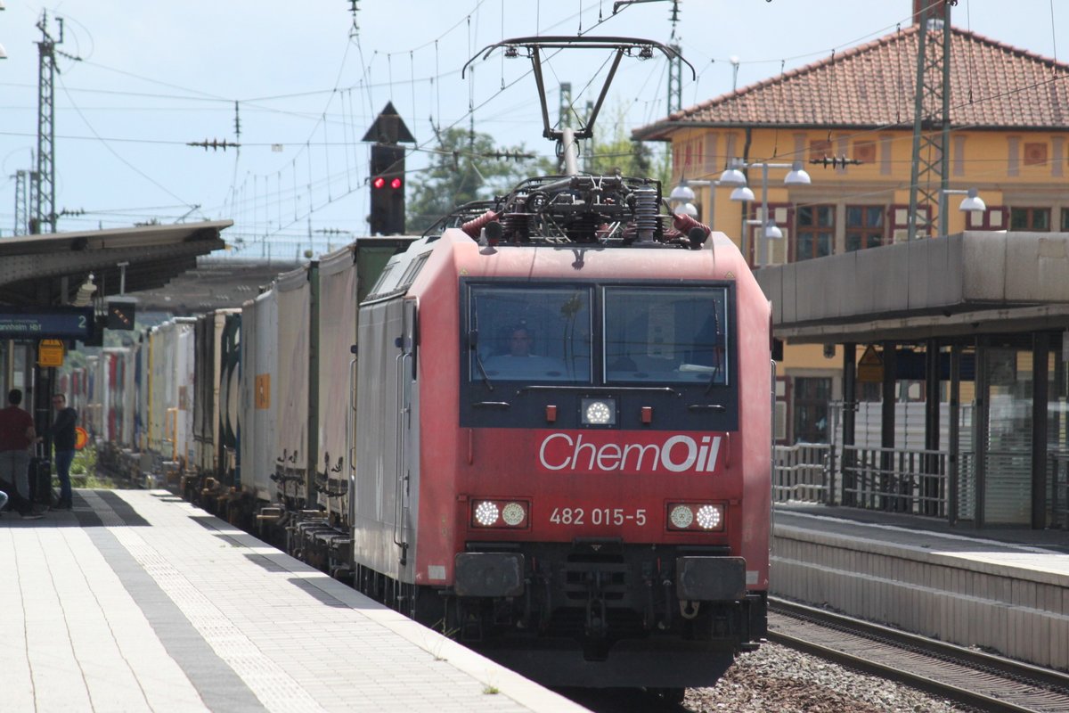 482 015 von SBB Cargo mit der Aufschrift ChemOil durchfährt am 07.06.2017 mit einem KLV Zug den Bahnhof Graben-Neudorf in Richtung Mannheim.