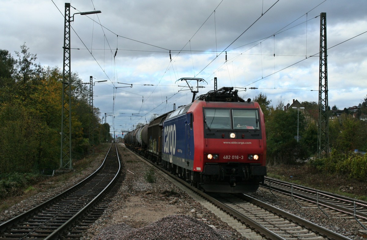 482 016-3 mit dem 49069 von Karlsruhe Gbf nach Basel SBB Rbf/Muttenz am Nachmittag des 02.11.13 bei der Durchfahrt des Bahnhofs Emmendingen.