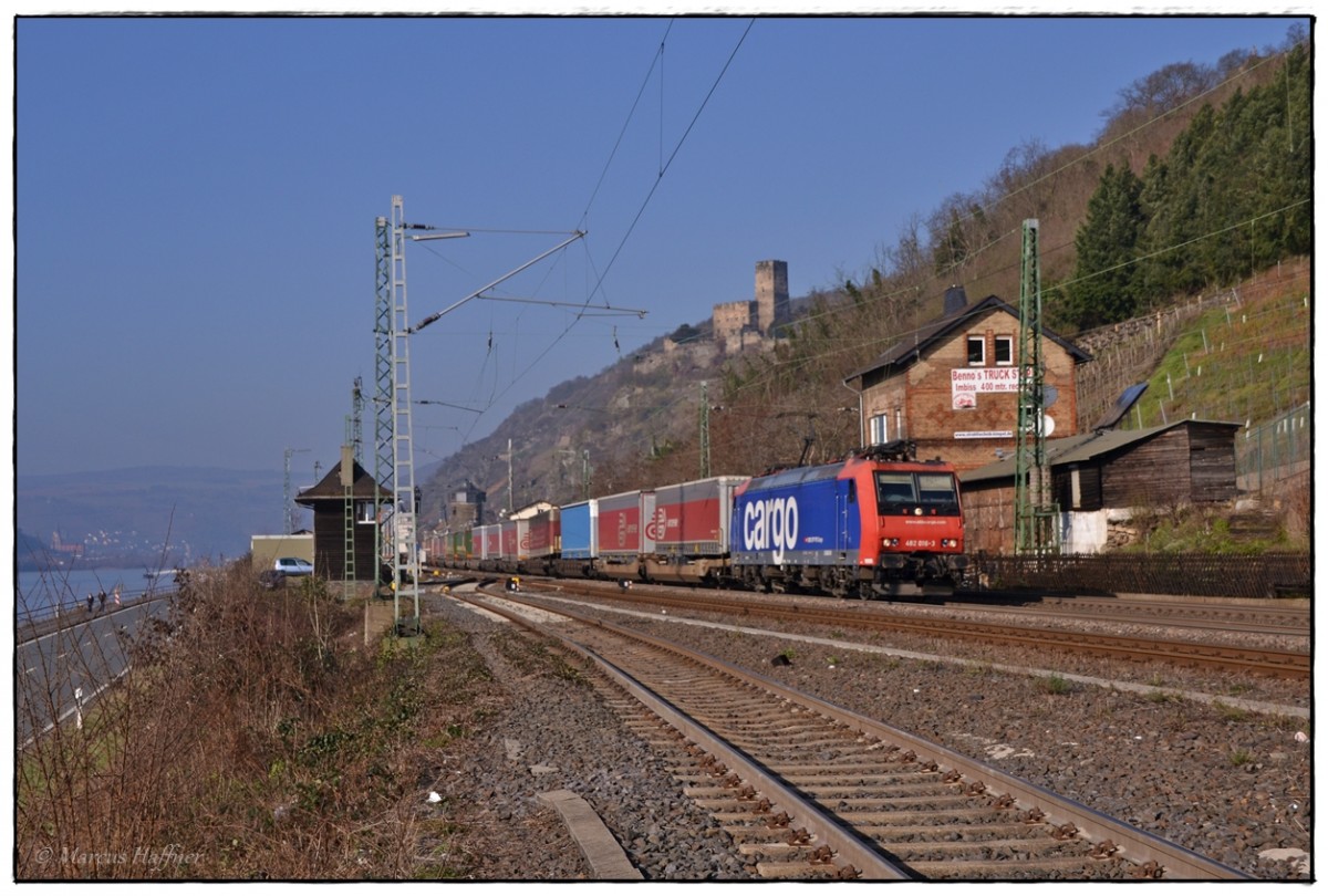 482 016-3 mit einem KLV bei Kaub im Rheintal am 31. Januar 2014 unterwegs.