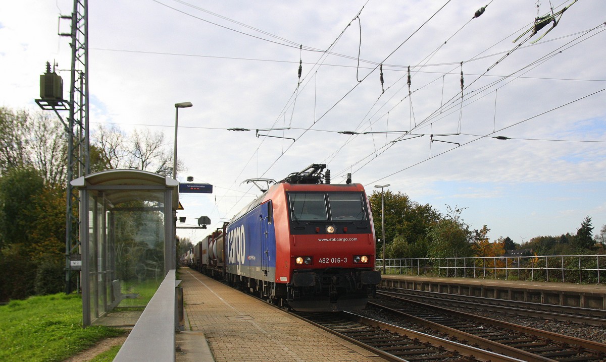 482 016-3 von SBB Cargo  kommt aus Richtung Aachen-West als Umleiter mit einem langen Containerzug aus Antwerpen-Oorderen(B) nach  Gallarate(I) und fährt durch  Kohlscheid in Richtung Herzogenrath,Neuss.
Bei schönem Novemberwetter am Vormittag vom 1.11.2014.