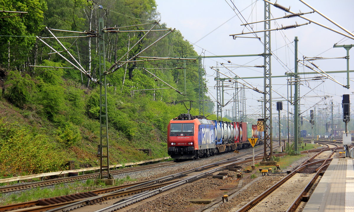 482 016-3 von SBB-Cargo kommt mit einem  Containerzug aus Gallarate(I) nach Antwerpen-Oorderen(B) und kommt aus Richtung Köln-Süd,Köln-West,Köln-Ehrenfeld,Kerpen,Horrem,Buir,Merzenich,Düren,Langerwehe,Eschweiler-Hbf und fährt durch Stolberg-Rheinland-Hbf in Richtung Aachhen-Eilendorf,Aachen-Rothe-Erde,Aachen-Hbf,Aachen-Schanz,Aachen-West. 
Aufgenommen vom Bahnsteig 43 in Stolberg-Hbf.
Bei Sonne und Regenwolken am Mittag vom 11.5.2019.