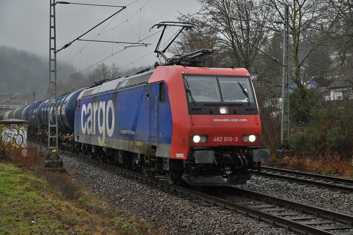 482 016-4 in Neckargerach mit einem Öler am Mittwoch den 3.2.2021
