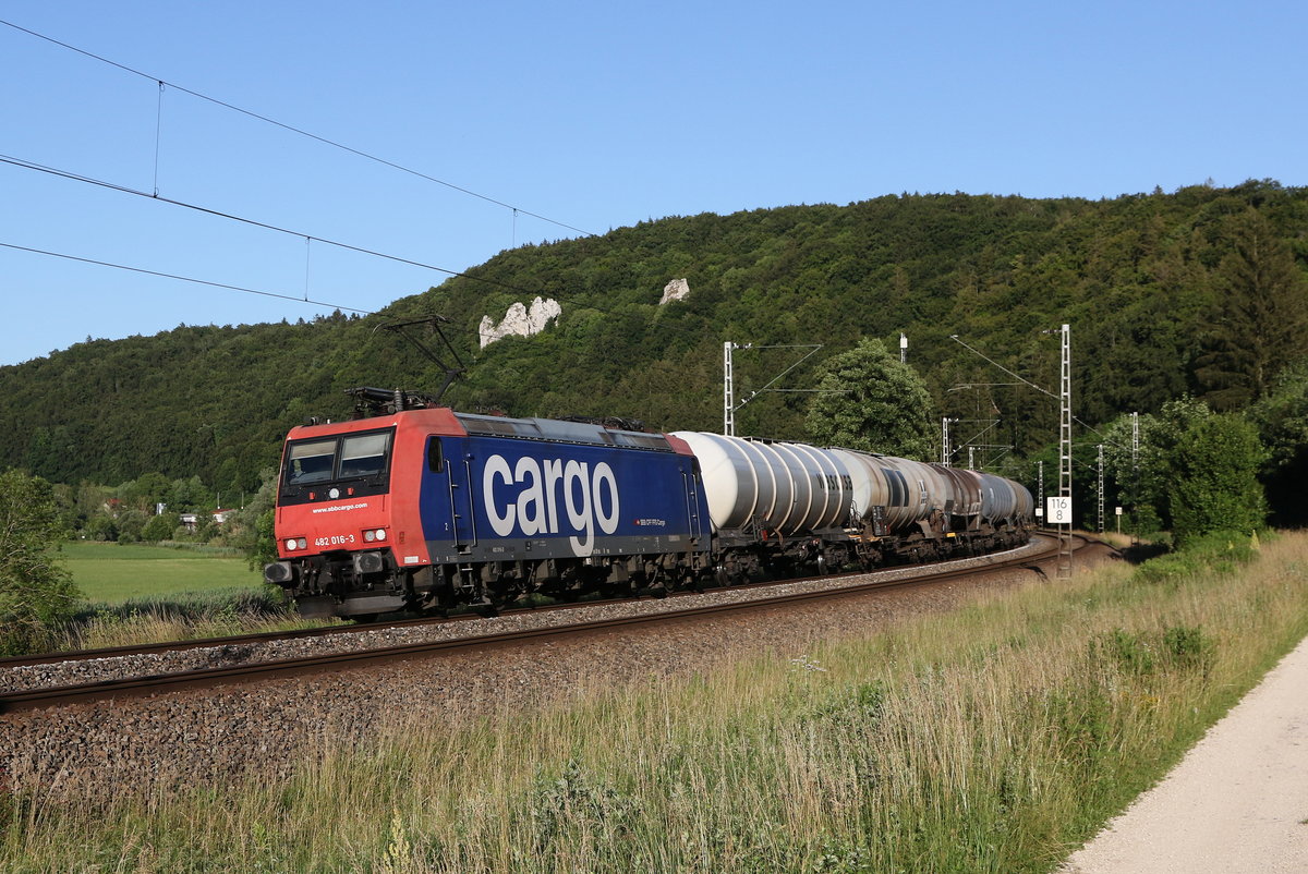 482 016 folgte kurz darauf ebenfalls mit einem Kesselwagenzug. Aufgenommen am 30. Juni 2020 bei Dollnstein.