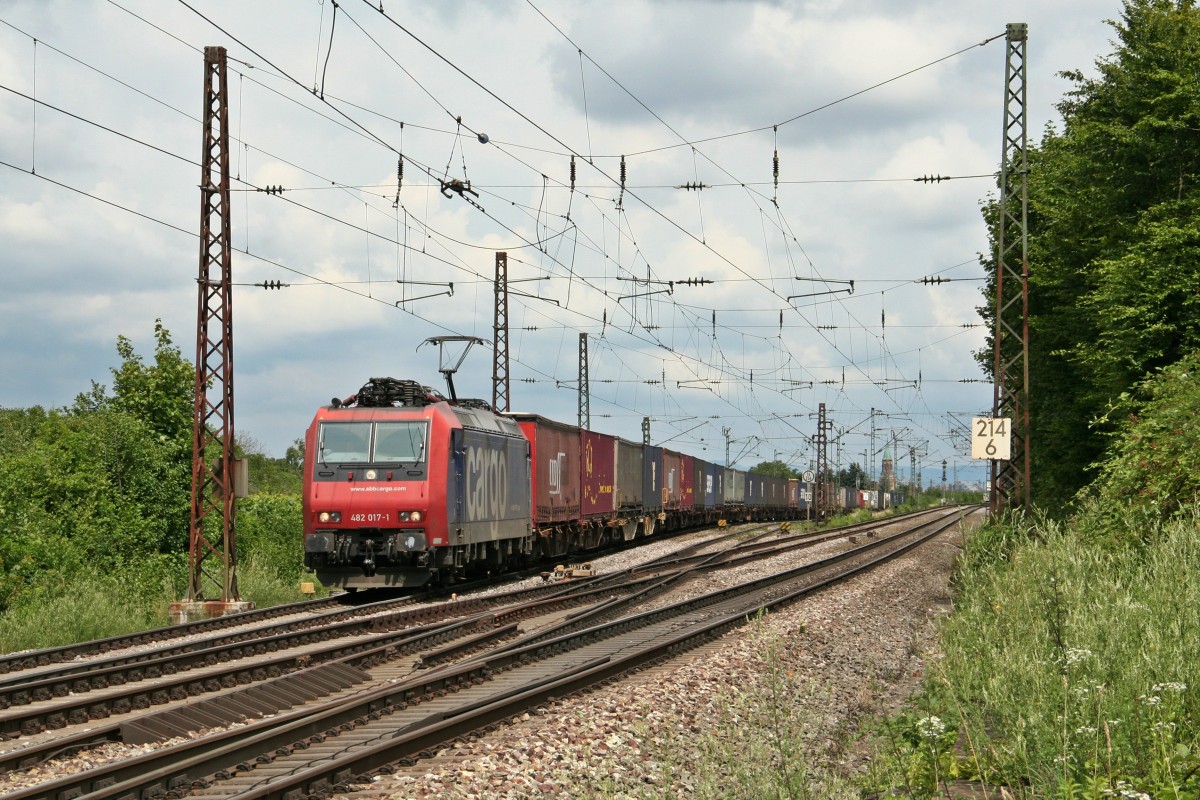 482 017-1 mit dem 41613 auf der Fahrt von Krefeld Uerdingen nach Novara am Mittag des 12.07.14 n�rdlich von Leutersberg.