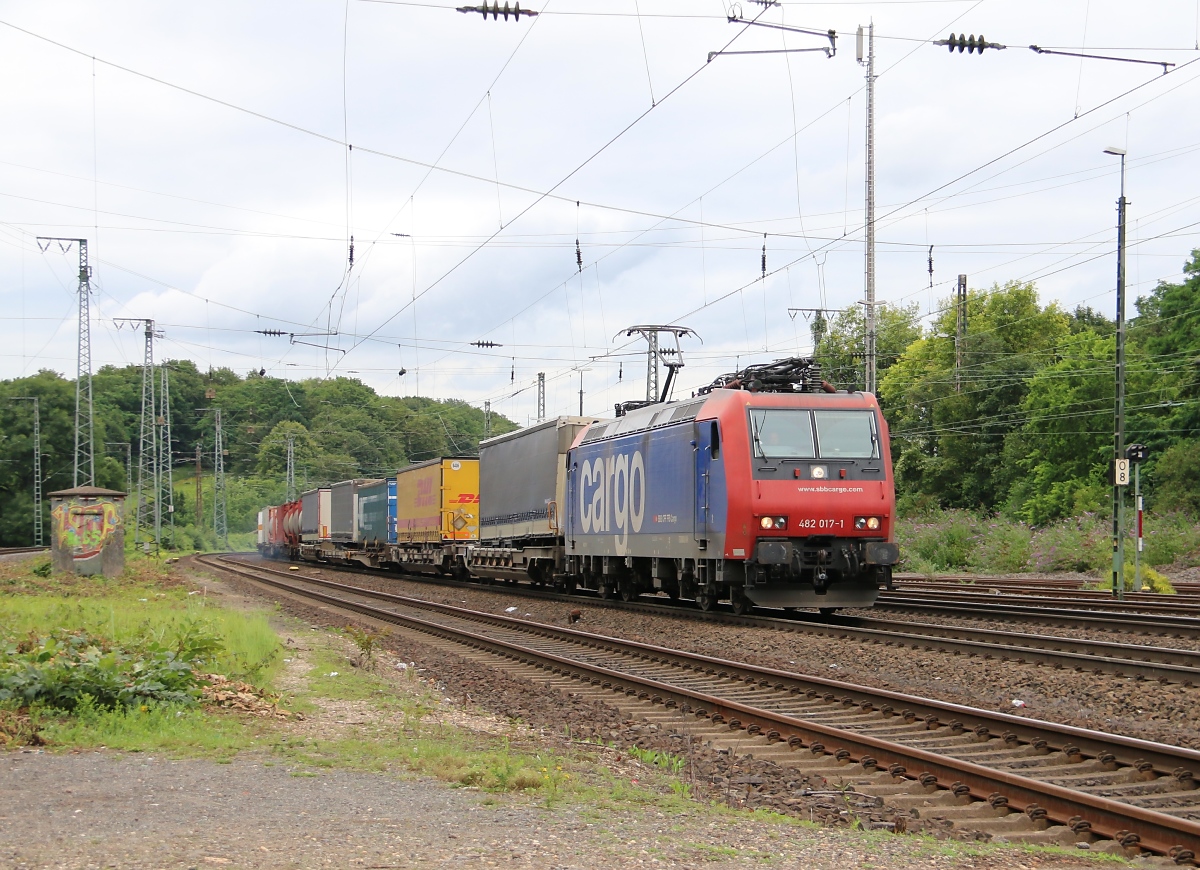 482 017-1 mit KLV-Zug in Köln West. Aufgenommen am 15.07.2014.