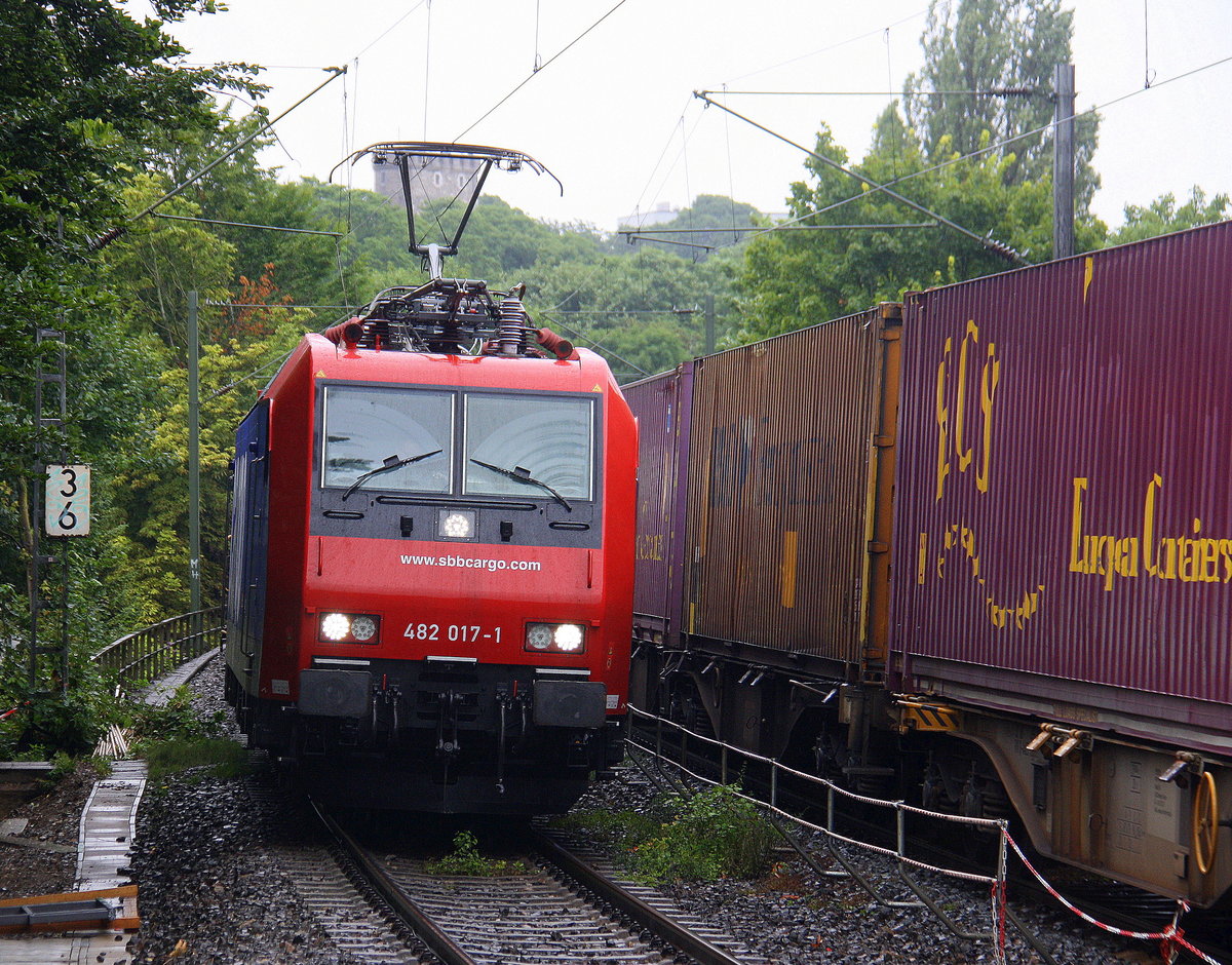 482 017-1 von der SBB-Cargo kommt aus Richtung Aachen-West mit einem Güterzug aus Antwerpen-Oorderen(B) nach Gallarate(I) und fährt durch Aachen-Schanz in Richtung Aachen-Hbf,Aachen-Rothe-Erde,Stolberg-Hbf(Rheinland)Eschweiler-Hbf,Langerwehe,Düren,Merzenich,Buir,Horrem,Kerpen-Köln-Ehrenfeld,Köln-West,Köln-Süd. Aufgenommen vom Bahnsteig von Aachen-Schanz. 
Bei Regenwetter am Morgen vom 12.7.2017.
