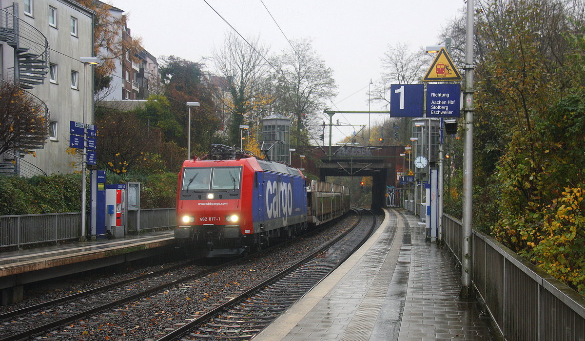 482 017-1 von der SBB-Cargo kommt bei Regenwetter und kommt aus Richtung Köln,Aachen-Hbf und fährt durch Aachen-Schanz mit einem Autolleerzug aus Safenwil(CH) nach Zeebrugge-Ramskapelle(B) und fährt in Richtung Aachen-West. 
Aufgenommen vom Bahnsteig von Aachen-Schanz.
Am Morgen vom 24.11.2017.