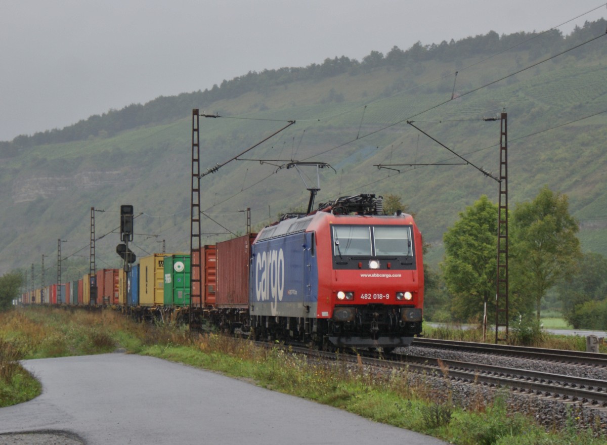 482 018-9 mit einen Containerzug am 18.09.13.