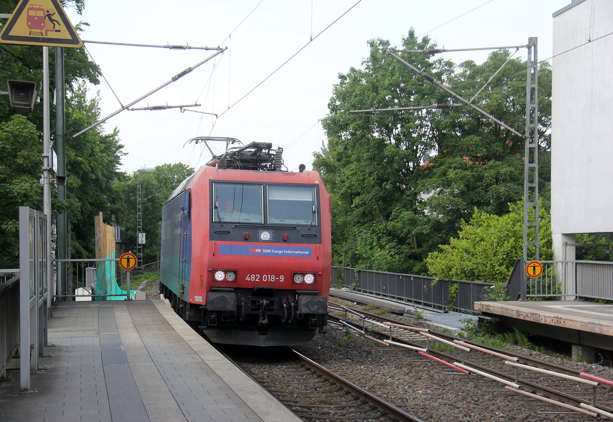 482 018-9 von der SBB-Cargo kommt als Lokzug aus Aachen-West nach Köln-Eifeltor aus Richtung Aachen-West und fährt durch Aachen-Schanz in Richtung Aachen-Hbf,Aachen-Rothe-Erde,Aachen-Eilendorf,Stolberg-Hbf(Rheinland)Eschweiler-Hbf,Langerwehe,Düren,Merzenich,Buir,Horrem,Kerpen-Köln-Ehrenfeld,Köln-West,Köln-Süd. Aufgenommen vom Bahnsteig von Aachen-Schanz.
Bei Sonnenschein am Nachmittag vom 4.6.2019.