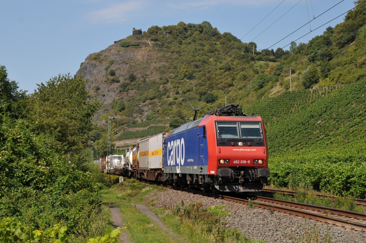 482 018-9 der SBB Cargo zog am 18/08/2011 einen Containerzug durch Leutesdorf Richtung Koblenz.