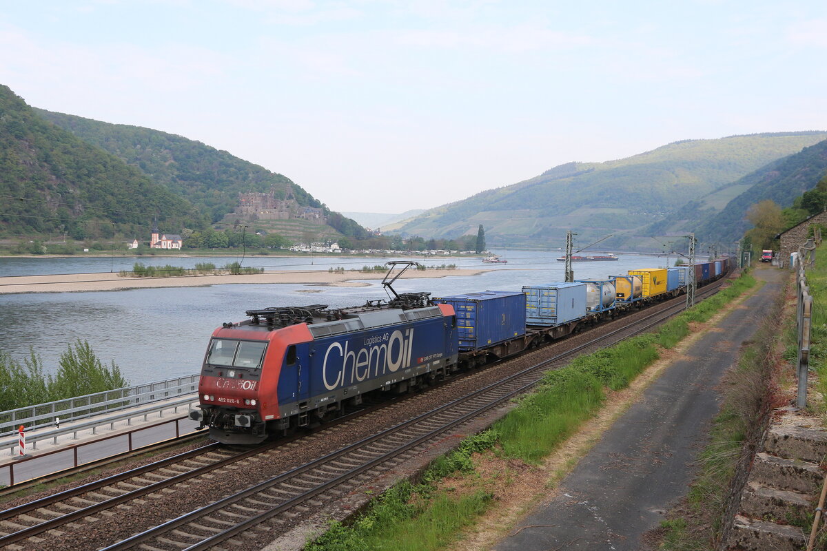 482 018 war am 3. Mai 2022 bei Assmannshausen in Richtung Bingen unterwegs.