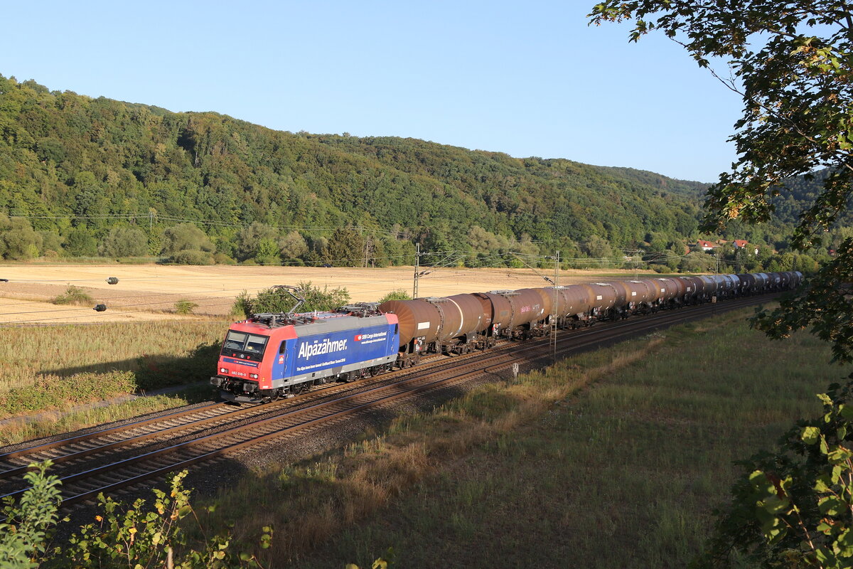 482 018 war am 6. August 2022 bei Harrbach in Richtung Würzburg unterwegs.