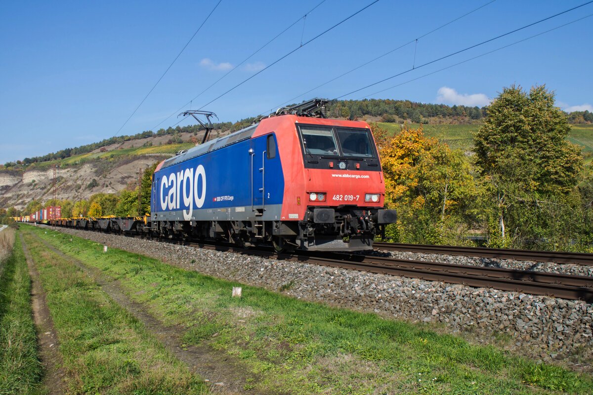 482 019-7 gesehen mit einem Containerzug bei Thüngersheim am 12.10.2022