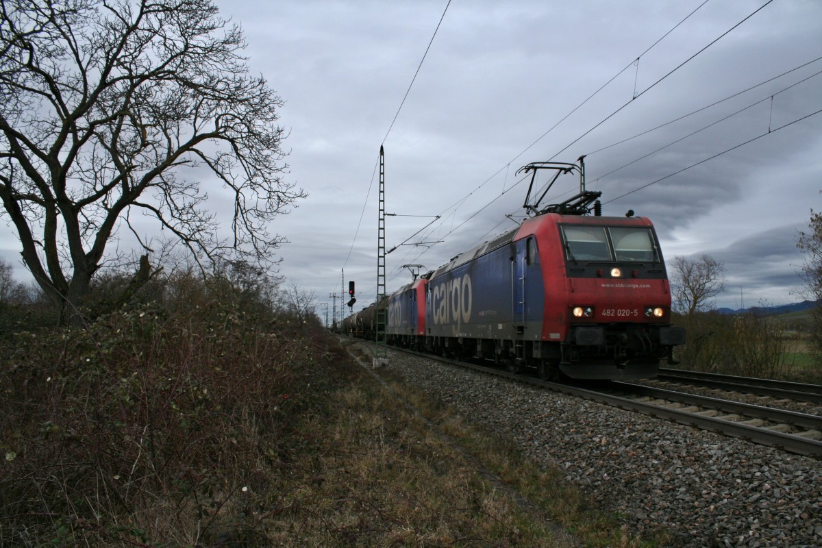 482 020-5 und 482 001-5 brachten am 14.02.14 den 49069 aus Ludwigshafen/Karlsruhe nach Basel SBB Rbf. Hier konnte ich den an diesem Tag recht langen BASF-Zug sdlich von Mllheim (Baden) fotografieren.