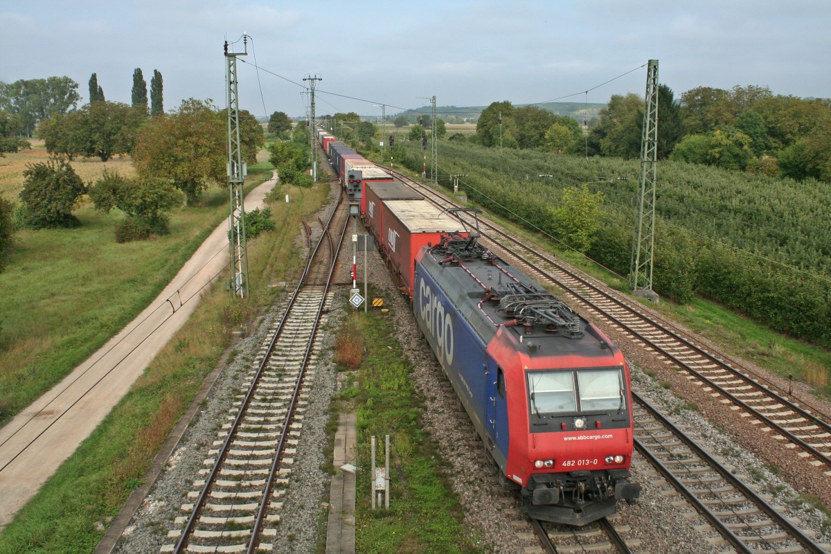 482 020-5 fuhr zusammen mit 482 000-7 und einem KLV-Zug im Schlepp am Nachmittag des 28.09.13 der Schweizer Grenze entgegen. Hier durchfhrt der Zug gerade den Bahnhofs Mllheim (Baden).