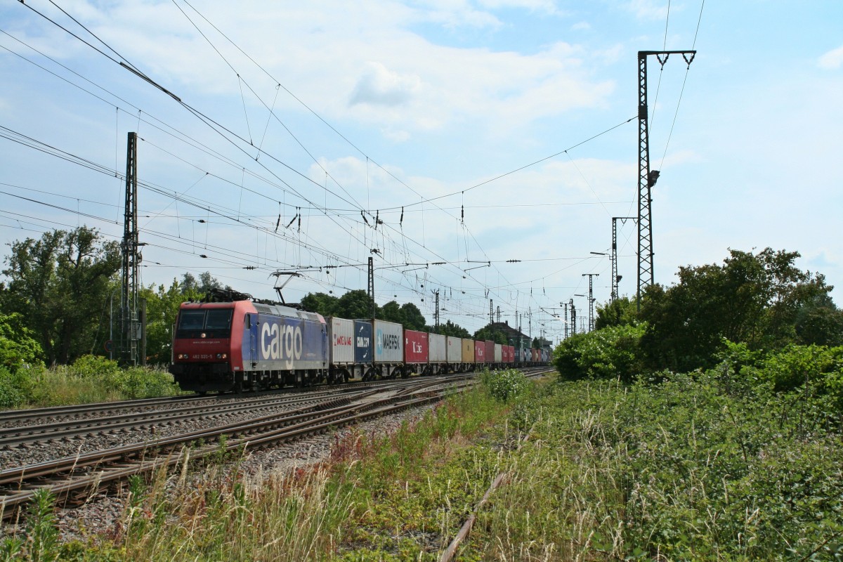 482 020-5 mit dem 43058 aus Italien in Richtung Norden am Nachmittag des 14.06.14 in M�llhei (Baden).