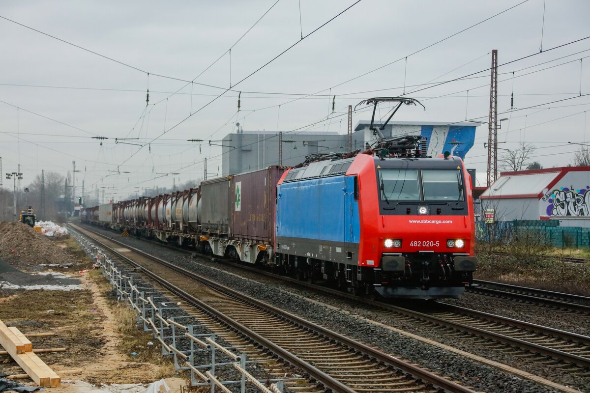 482 020-5 SBB Cargo in Hilden, Januar 2024.