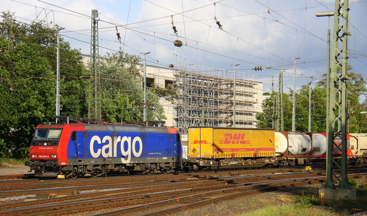 482 020-5  von der SBB Cargo kommt aus Richtung Köln,Aachen-Hbf,Aachen-Schanz mit einem langen Containerzug aus Gallarate(I) nach Antwerpen-Oorderen(B) und fährt in Aachen-West ein.
Aufgenommen vom Bahnsteig in Aachen-West bei Sonne und Wolken am Abend vom 9.5.2014. 