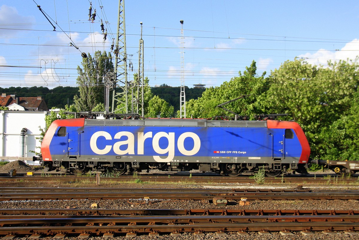482 020-5 von der SBB Cargo kommt aus Richtung Köln,Aachen-Hbf,Aachen-Schanz mit einem langen Containerzug aus Gallarate(I) nach Antwerpen-Oorderen(B) und fährt in Aachen-West ein.
Aufgenommen vom Bahnsteig in Aachen-West bei Sonne  am Abend vom 9.5.2014. 
