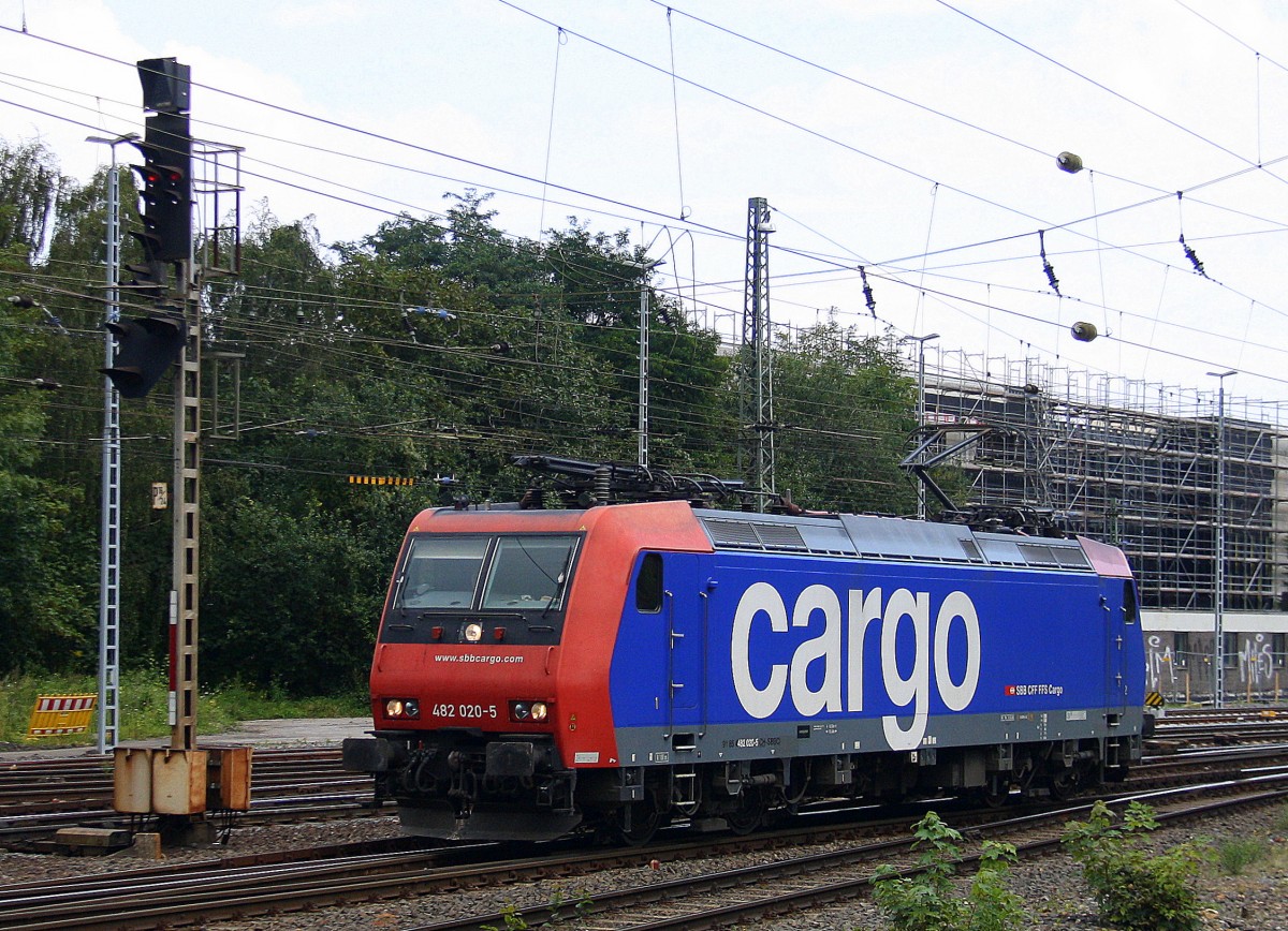 482 020-5 von der SBB Cargo kommt als LOkzug aus Richtung Köln,Aachen-Hbf,Aachen-Schanz und fährt in Aachen-West ein.
Aufgenommen vom Bahnsteig in Aachen-West bei Sonne und Gewitterwolken am Nachmittag vom 23.8.2014. 