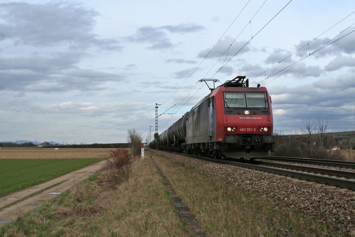 482 021-3 mit einem Kesselzug auf dem Weg Richtung Schweiz am Nachmittag des 27.02.14 sdlich von Hgelheim.