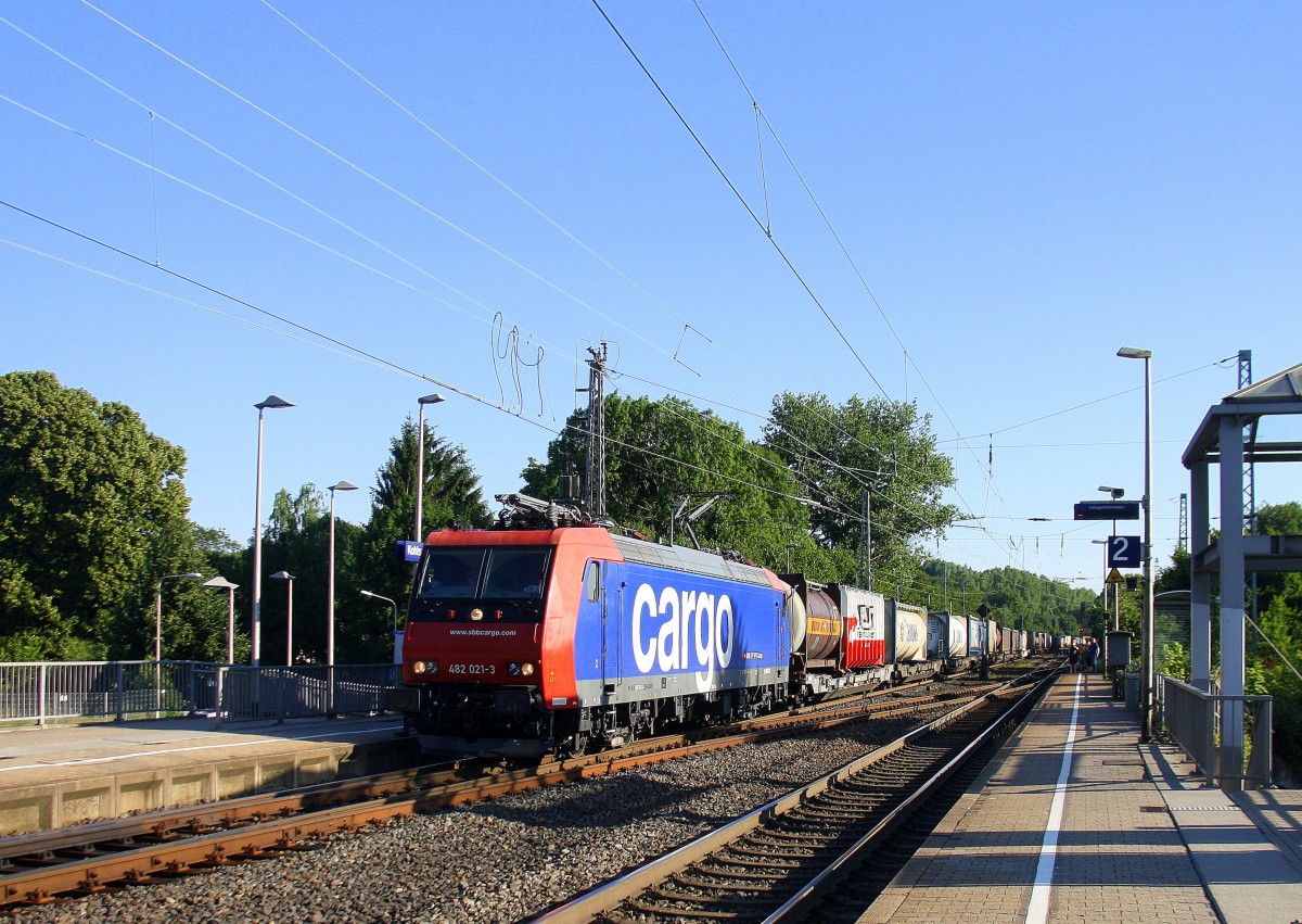 482 021-3 von SBB-Cargo  kommt als Umleiter aus Richtung Aachen-West mit einem langen Containerzug aus Antwerpen-Oorderen(B) nach Gallarate(I)  und fährt in Richtung Herzogenrath,Neuss. 
An einem schönem Sommerarbend vom 30.6.2015.