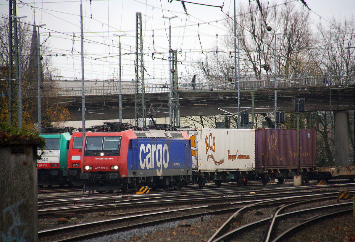 482 021-3 von SBB-Cargo  kommt aus Richtung Köln,Aachen-Hbf,Aachen-Schanz mit einem Containerzug aus Gallarate(I) nach Antwerpen-Noord(B) und fährt in Aachen-West ein. Aufgenommen vom Bahnsteig in Aachen-West. 
Am Kalten Nachmittag vom 16.12.2017.