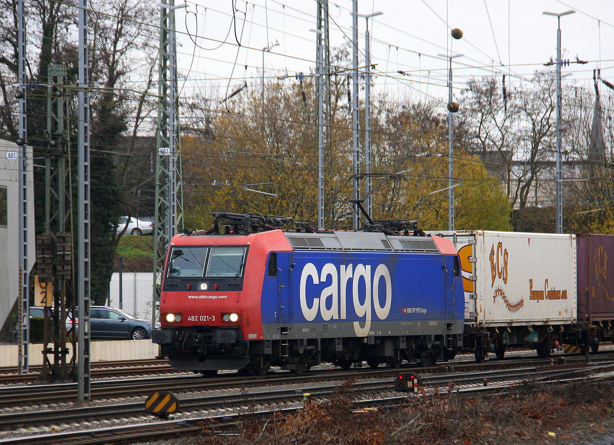 482 021-3 von SBB-Cargo kommt aus Richtung Köln,Aachen-Hbf,Aachen-Schanz mit einem Containerzug aus Gallarate(I) nach Antwerpen-Noord(B) und fährt in Aachen-West ein. Aufgenommen vom Bahnsteig in Aachen-West. 
Am Kalten Nachmittag vom 16.12.2017.