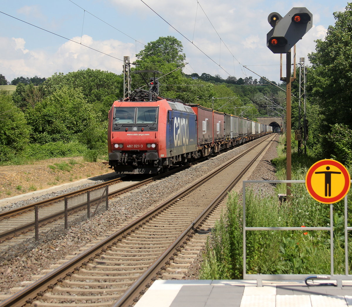 482 021-3 von SBB-Cargo  kommt mit einem Containerzug aus Novara(I) nach Genk-Zuid Haven(B) und kommt aus Köln-Süd,Köln-West,Köln-Ehrenfeld,Kerpen,Horrem,Buir,Merzenich,Düren,Langerwehe,Eschweiler-Hbf,Stolberg-Hbf(Rheinland) und fährt durch Aachen-Eilendorf in Richtung Aachen-Rothe-Erde,Aachen-Hbf,Aachen-Schanz,Aachen-West. 
Aufgenommen vom Bahnsteig 2 in Aachen-Eilendorf. 
Bei Sommerwetter am Nachmittag vom 15.6.2019.