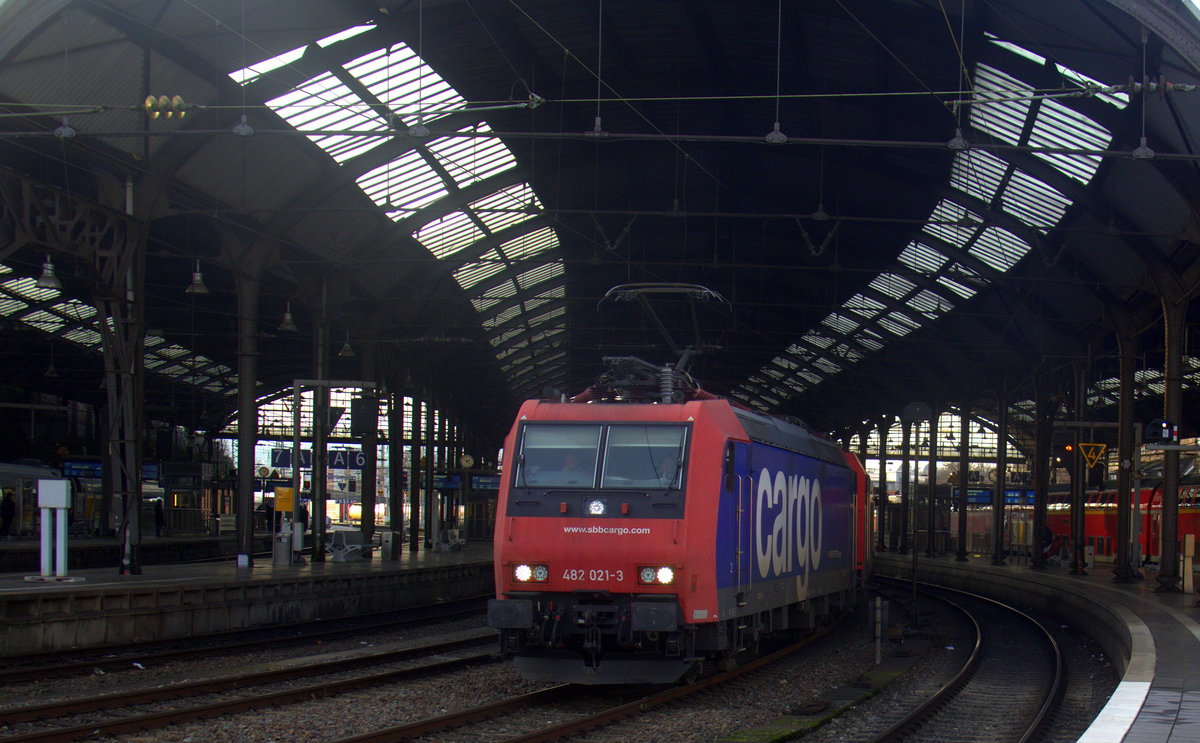 482 021-3,482 041-1 beide von SBB-Cargo  kommen aus Richtung Aachen-West,Aachen-Schanz und fahren durch den Aachener-Hbf in Richtung Köln mit einem langen Containerzug aus Antwerpen-Oorderen(B) nach Gallarate(I) und fuhren in Richtung Aachen-Rothe-Erde,Stolberg-Hbf(Rheinland)Eschweiler-Hbf,Langerwehe,Düren,Merzenich,Buir,Horrem,Kerpen-Köln-Ehrenfeld,Köln-West,Köln-Süd. 
Aufgenommen vom Bahnsteig 2 vom Aachen-Hbf 
Bei Sonne am Nachmittag vom 28.12.2019.