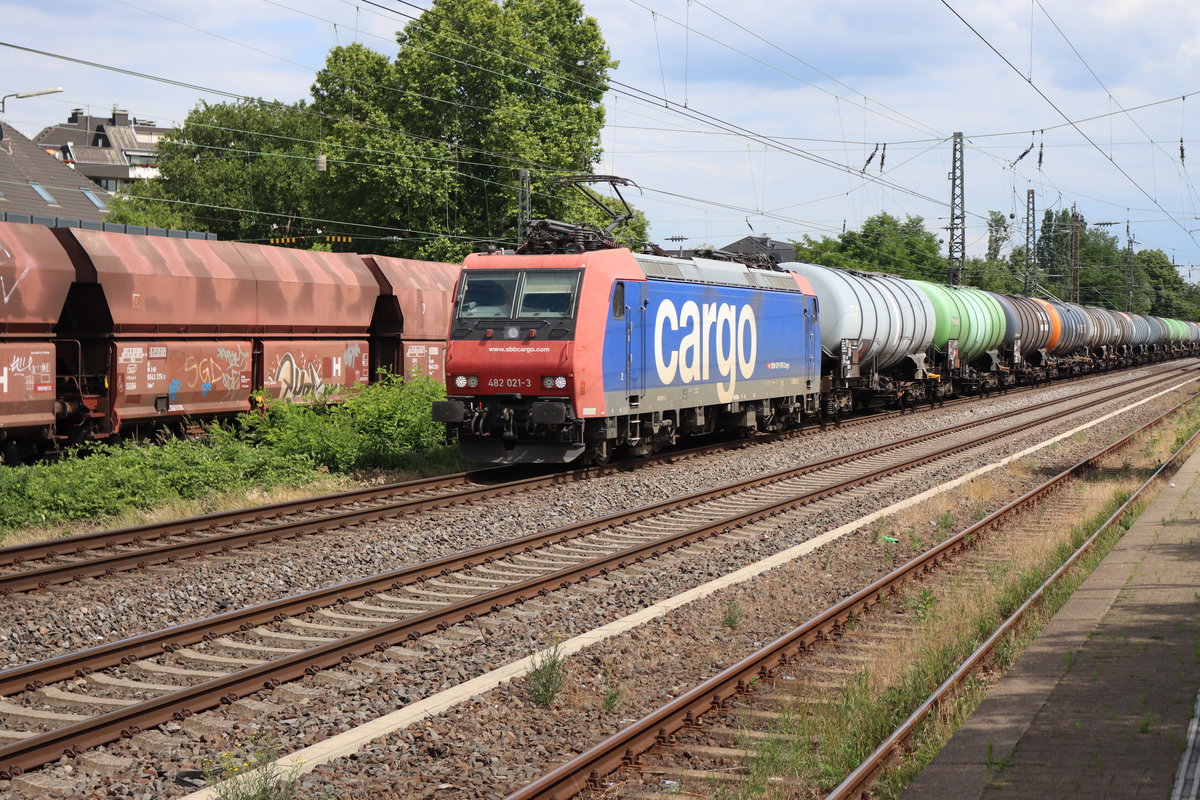 482 021 mit einem Kesselzug am 25.06.2020 von Köln nach Düsseldorf über Hilden.