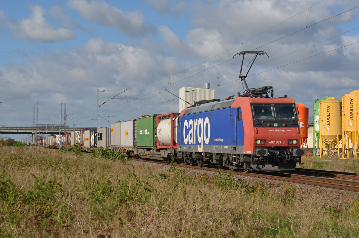 482 021 der SBB Cargo rollt mit ihrem Bertschi-KV am 06.10.22 durch Delitzsch Richtung Eilenburg. Ziel des Zuges ist der Chemiestandort Ruhland. Gruß zurück!