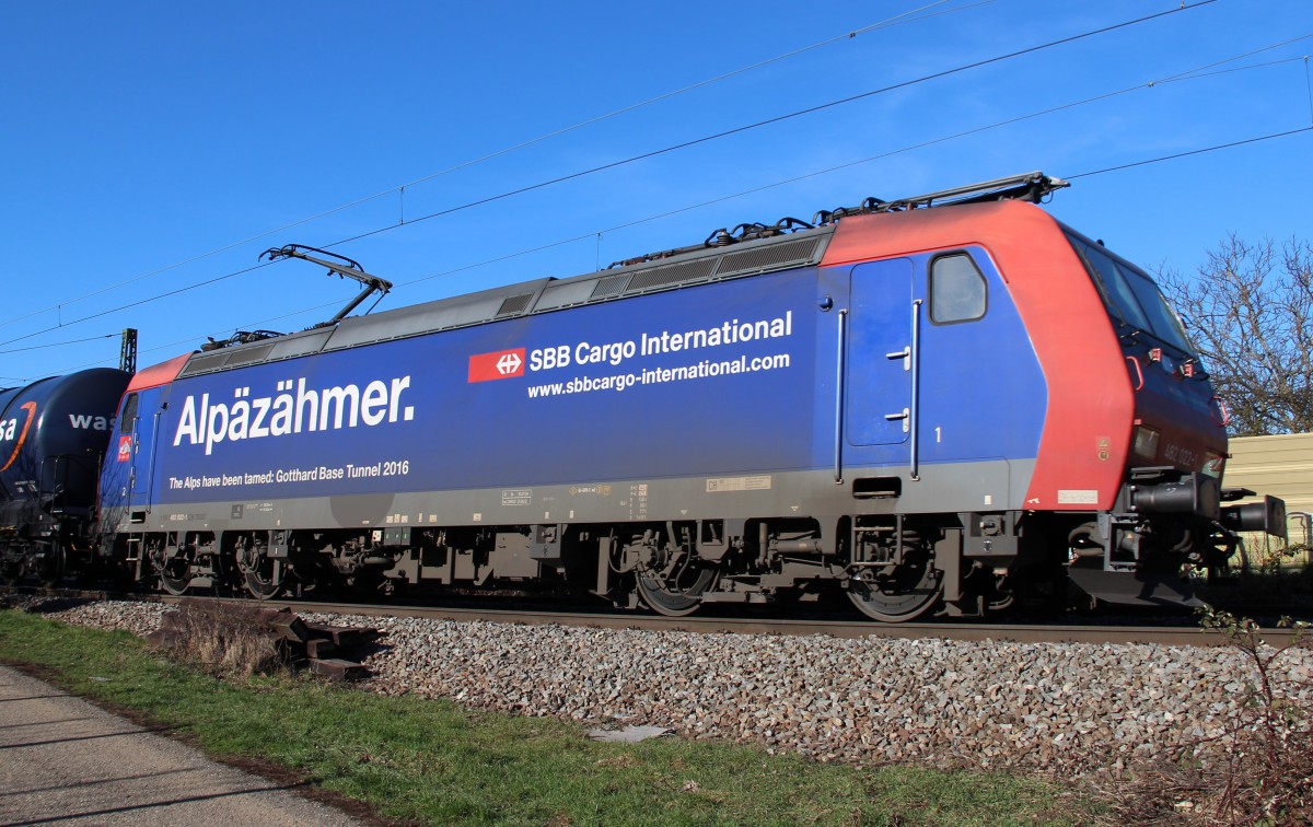482 022-1  Alpäzähmer  kam mit einem Ganzzug neuer Wascosa Kesselwagen aus Richtung Süden. 25.01.2016