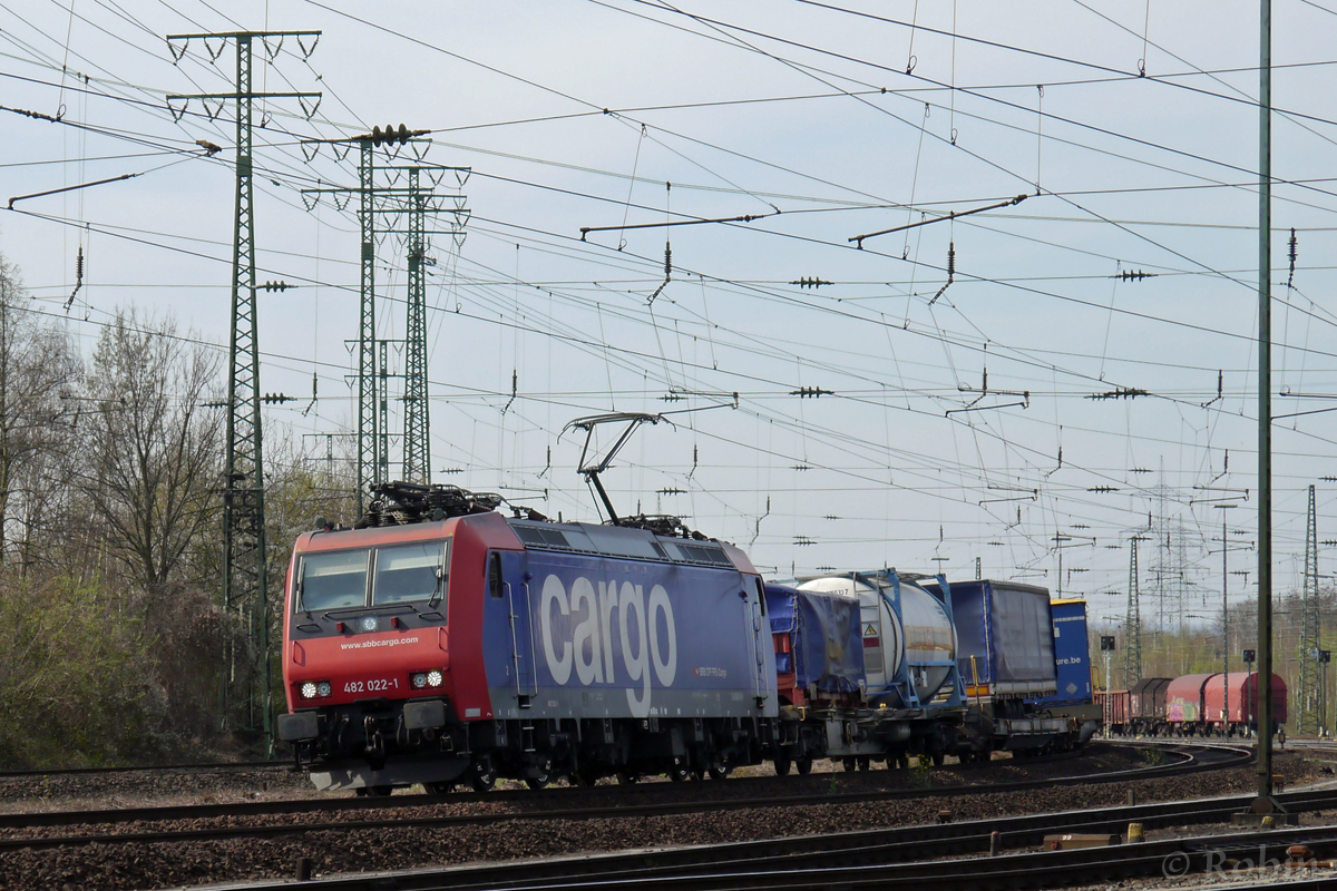 482 022-1 fährt mit einem Güterzug durch Koblenz-Lützel.
(29.03.2014)