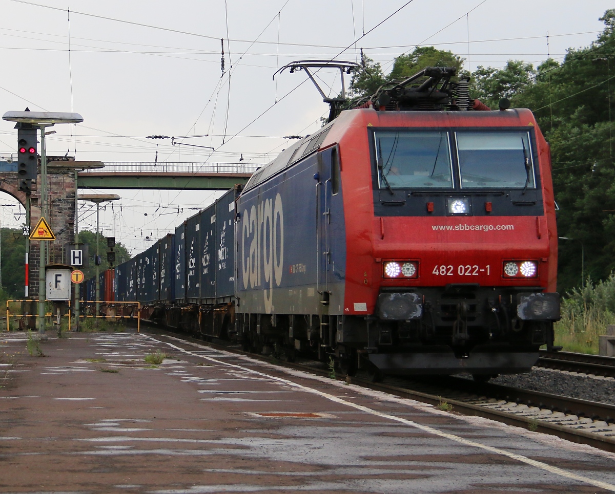 482 022-1 mit Containerzug in Fahrtrichtung Norden. Aufgenommen am 24.07.2014 in Eichenberg.
