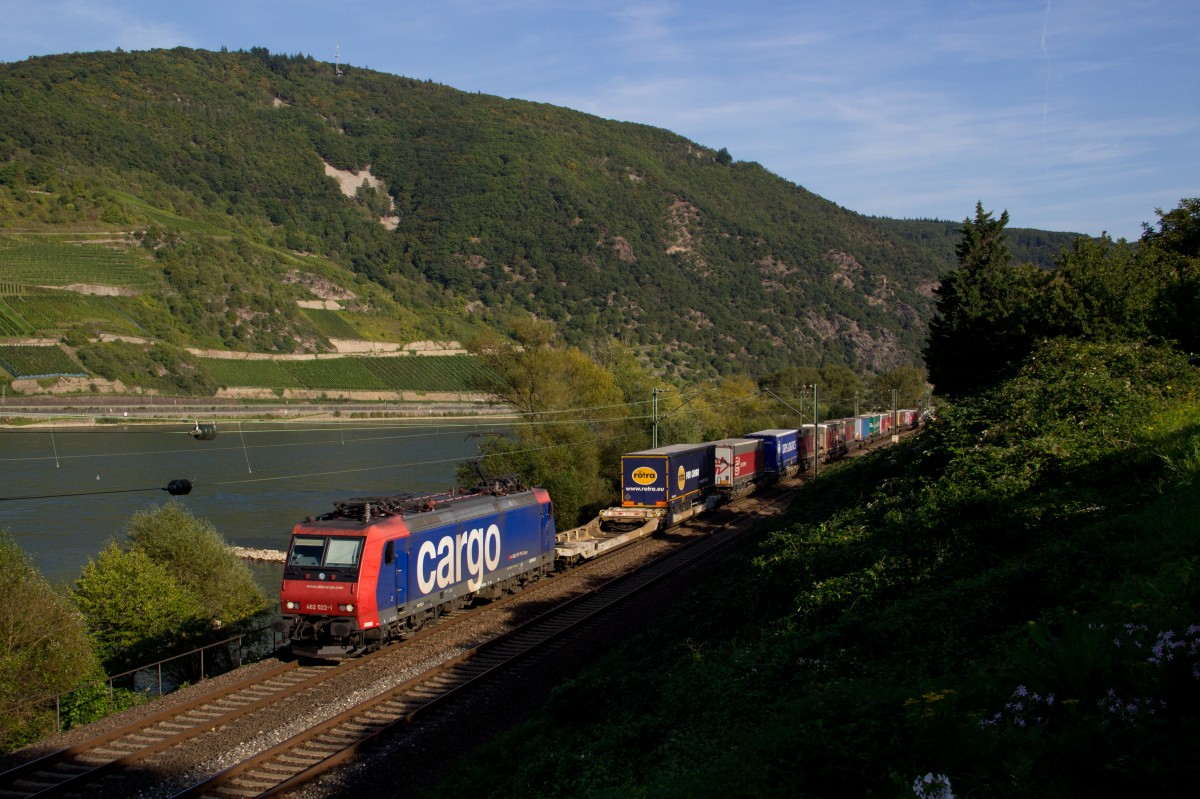 482 022-1 mit einem KLV Zug in Trechtingshausen am 17.09.14