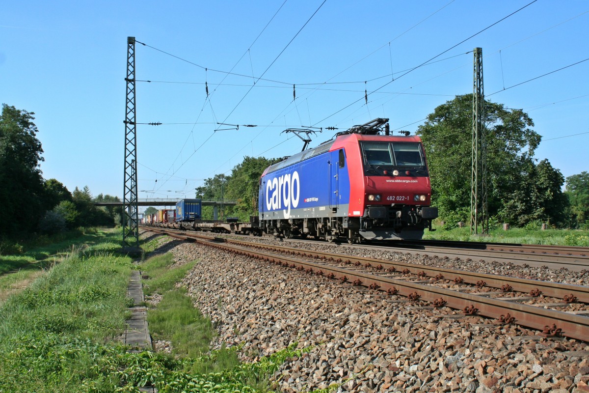 482 022-1 mit einem KLV-Zug Richtung Norden am Vormittag des 15.08.13 im nrdlichen Teil des Bahnhofs Orschweier.