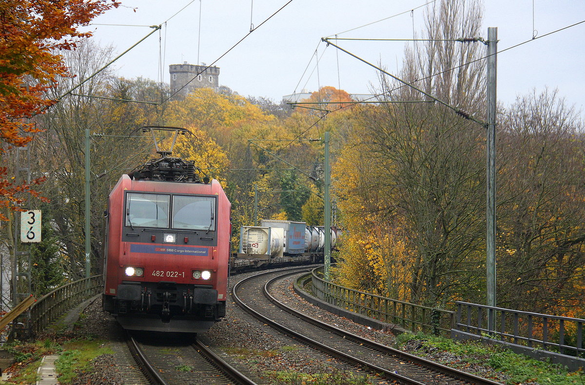482 022-1 von der SBB-Cargo  kommt aus Richtung Aachen-West mit einem Containerzug aus Antwerpen-Oorderen(B) nach Gallarate(I) und fährt durch Aachen-Schanz in Richtung Aachen-Hbf,Aachen-Rothe-Erde,Stolberg-Hbf(Rheinland)Eschweiler-Hbf,Langerwehe,Düren,Merzenich,Buir,Horrem,Kerpen-Köln-Ehrenfeld,Köln-West,Köln-Süd. Aufgenommen vom Bahnsteig von Aachen-Schanz.
Am Kalten Morgen vom 18.11.2017.