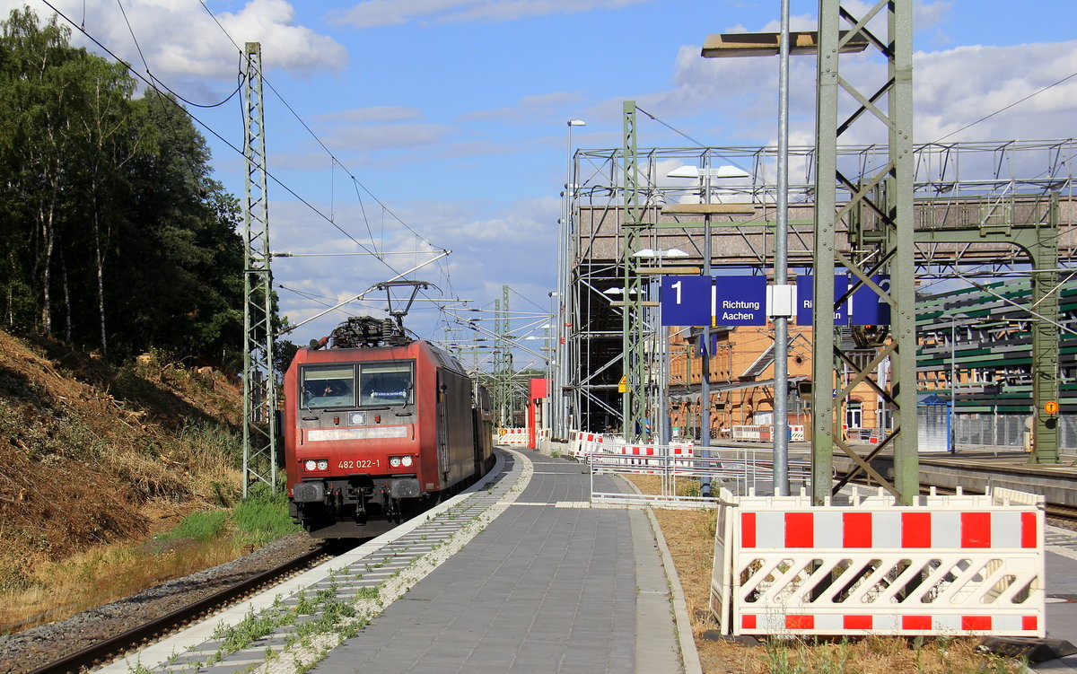482 022-1 von der SBB-Cargo kommt  mit einem Autolleerzug aus Safenwil(CH) nach Zeebrugge-Ramskapelle(B) und kommt aus Köln-Süd,Köln-West,Köln-Ehrenfeld,Kerpen,Horrem,Buir,Merzenich,Düren,Langerwehe,Eschweiler-Hbf und fährt durch den Stolberger-Hbf in Richtung Eilendorf,Aachen-Rothe Erde,Aachen-Hbf,Aachen-Schanz,Aachen-West.
Aufgenommen vom Bahnsteig 1 in Stolberg-Hbf.
Bei Sommerwetter am Nachmittag vom 10.8.2018.
  
