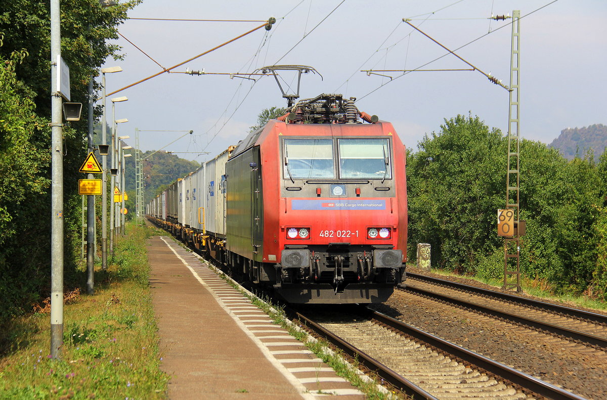 482 022-1 von der SBB-Cargo kommt mit einem Ewals-Cargo-Zug aus Köln-Eifeltor(D) nach Novara(I) und kommt aus Richtung Köln-Eifeltor,Hürth,Brühl,Sechtem,Bornheim,Roisdorf bei Bornheim,Bonn-Hbf,Bad-Godesberg,Rolandseck,Remagen,Sinzig,Bad Breisig,Brohl-Lützing und fährt durch Namedy in Richtung Andernach,Weißenthurm,Urmitz,Koblenz-Lützel,Koblenz. Aufgenommen vom Bahnsteig 2 in Namedy. 
Bei Sommerwetter am Mittag vom 17.8.2018. 