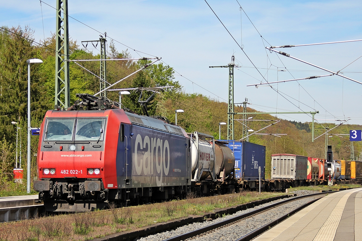 482 022-1 der  sbbcargo  unterwegs Richtung Frankfurt am M. von Kassel kommend bei der Durchfahrt in Baunatal Guntershausen. 17.04.2014