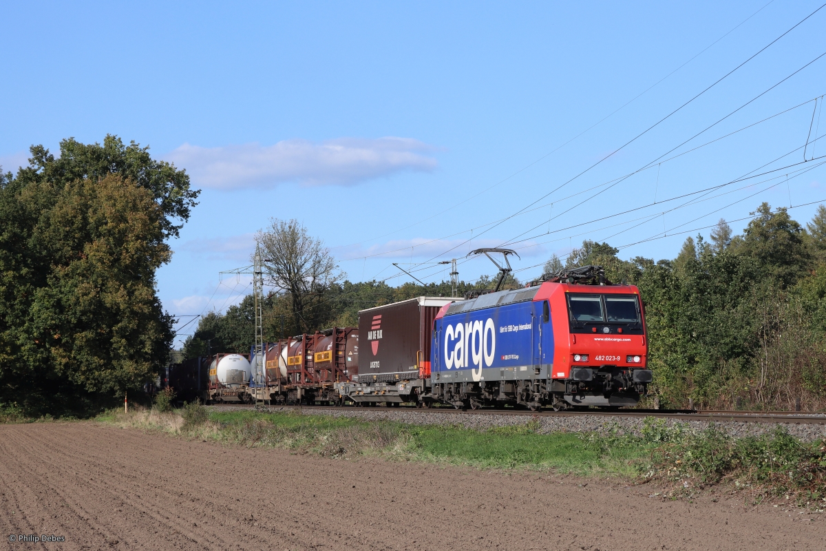 482 023-9 (SBB Cargo International) mit einem Güterzug in Ratingen Lintorf, 11. Oktober 2022