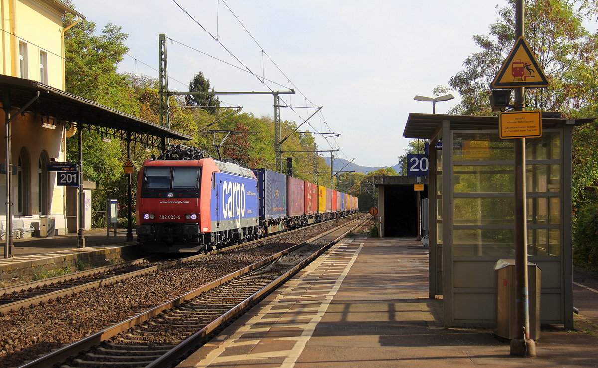 482 023-9 von SBB Cargo  kommt mit einem Containerzug aus Süden nach Köln und kommt aus Richtung Koblenz und fährt durch Bonn-Oberkassel in Richtung Köln-Gremberg. 
Aufgenommen vom Bahnsteig von Bonn-Oberkassel an der rechten Rheinstrecke. 
Bei Sommerwetter im Oktober am 6.10.2018. 