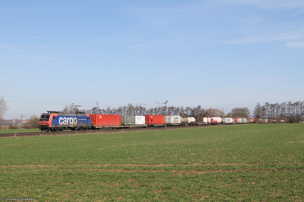 482 023-9 SBB Cargo mit einem langen Containerzug bei Sudheim am 16.03.2017