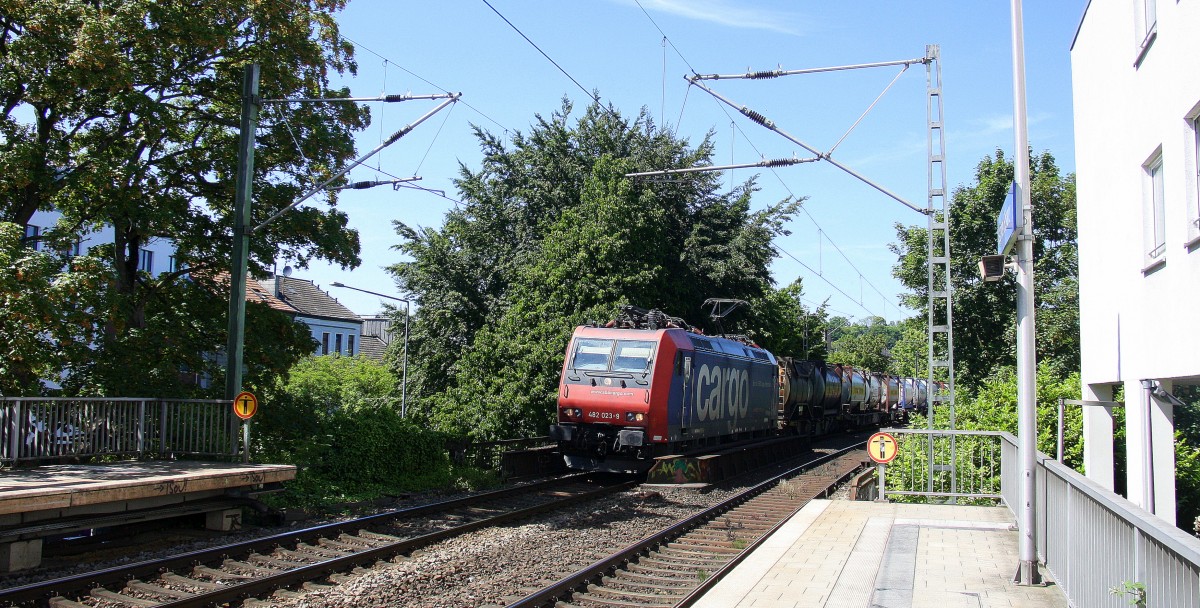 482 023-9  von SBB Cargo  Olten  kommt durch Aachen-Schanz mit einem langen Containerzug aus Antwerpen-Oorderen(B) nach Gallarate(I) aus Richtung Aachen-West und fährt in Richtung Aachen-Hbf,Köln. Bei Sommerwetter am Nachmittag vom 6.6.2014.