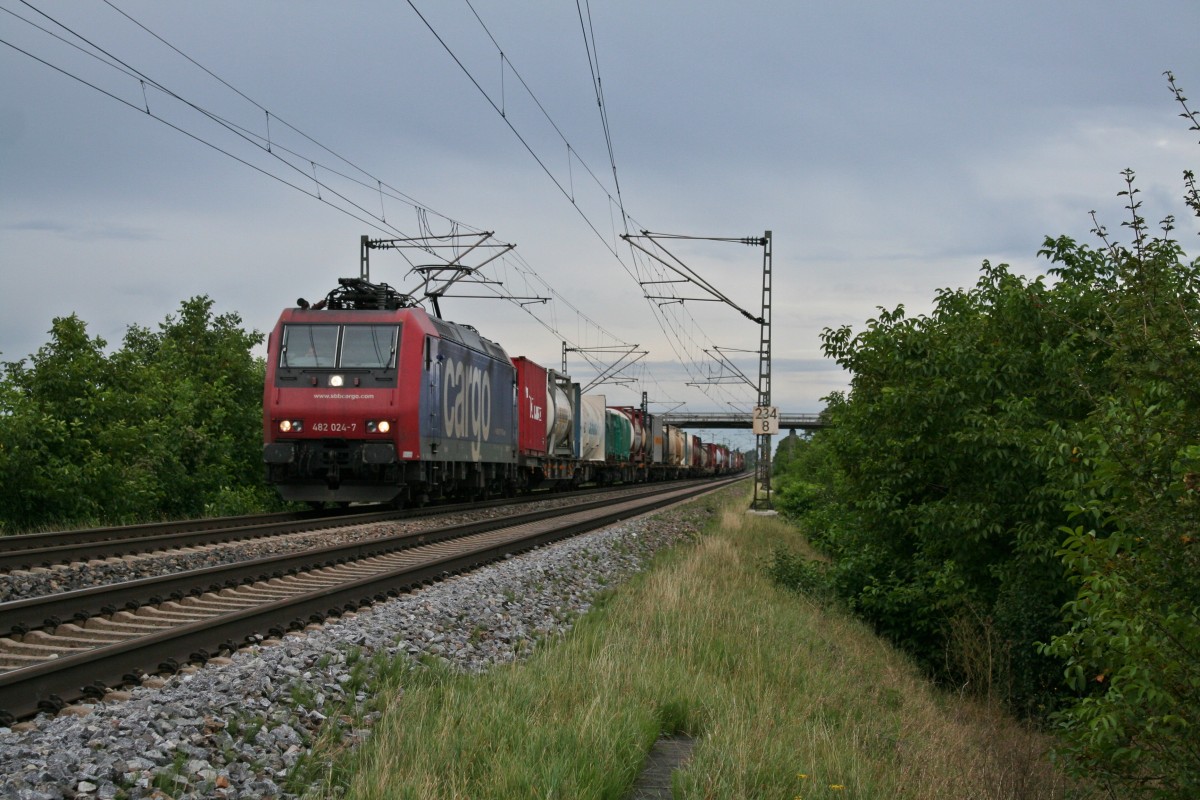 482 024-7 mit einem KLV-Zug den Sden am Nachmittag des 14.09.13 westlich von Hgelheim.